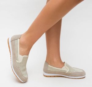 Pantofi bej casual pentru femei prevazuti cu piele perforata si talpa inalta Embo