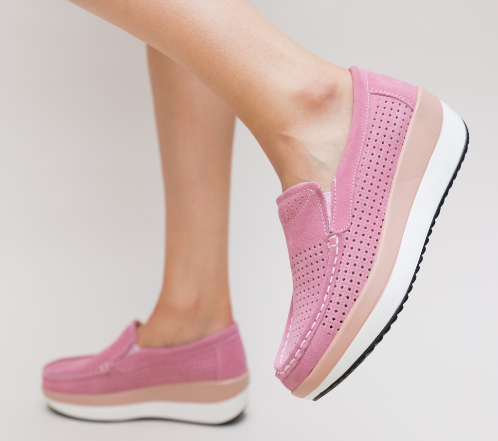 Pantofi slip-on roz cu platforma ieftini realizati din piele naturala cu perforatii Prizma