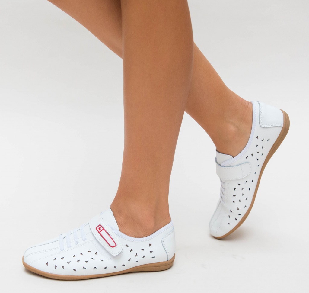 Pantofi casual albi ieftini cu perforatii potriviti pentru tinute lejere de toamna Vinio